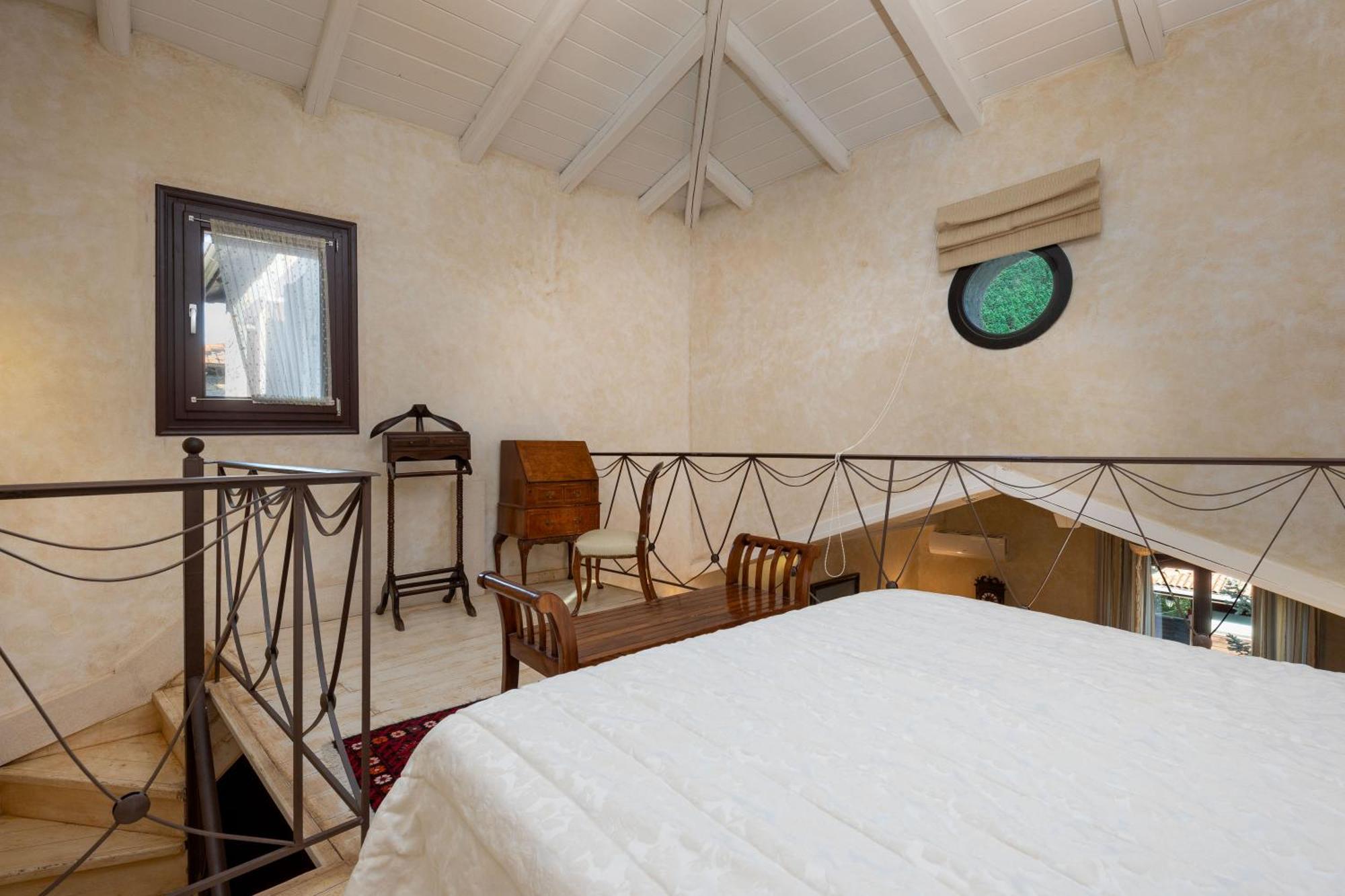 Ostra Menalon Luxury Suites Kardharás Quarto foto
