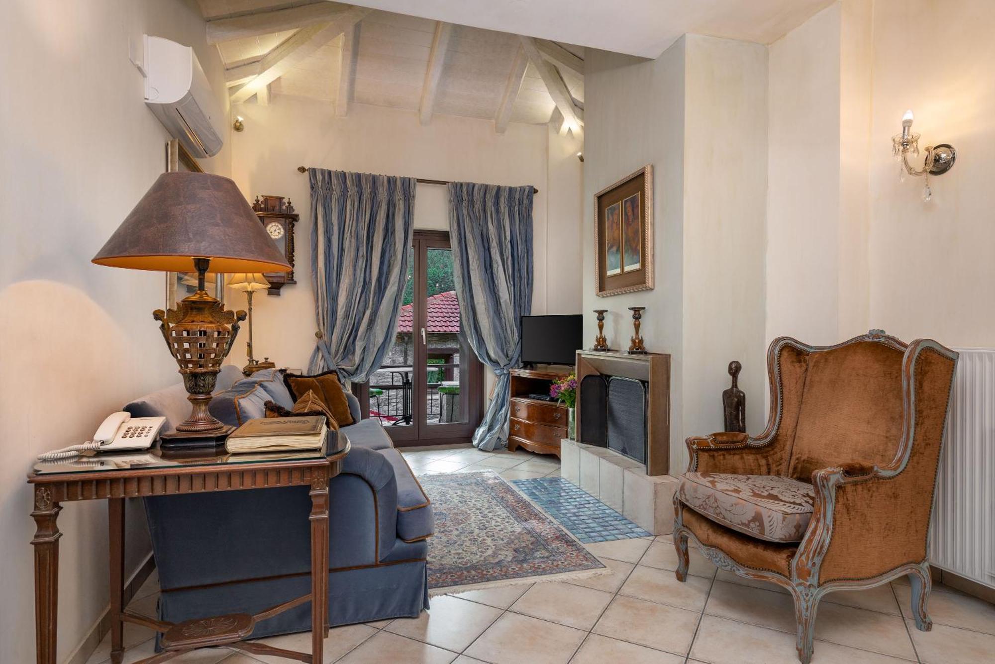 Ostra Menalon Luxury Suites Kardharás Quarto foto