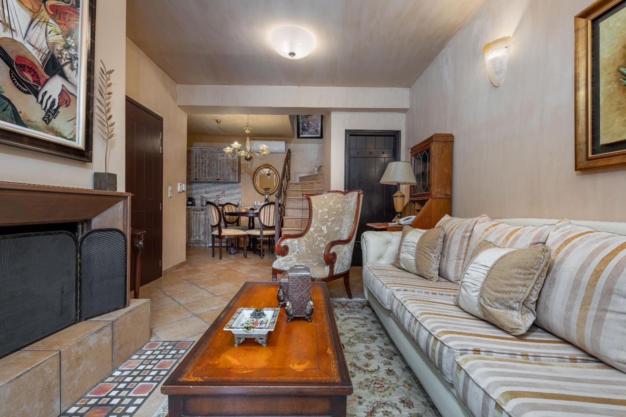 Ostra Menalon Luxury Suites Kardharás Quarto foto
